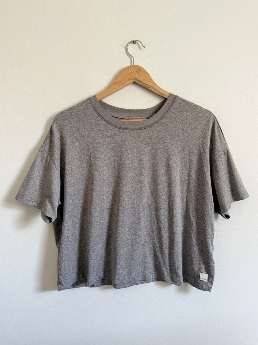 Vuori Energy Tee Shirt Size Medium Gray Women’s Crop Athletic T Shirt Top - Picture 2 of 7